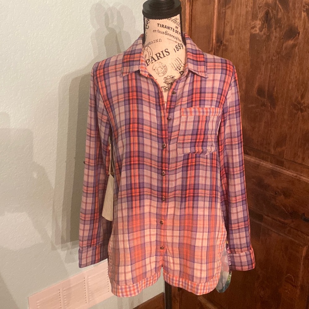 Button down shirt with floral detail back, Size XS (runs large)